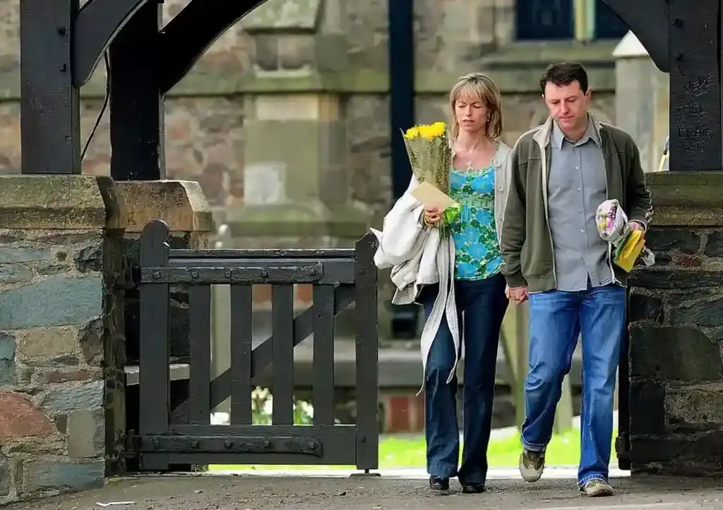 PA Media- Кейт и Джери Маккан излизат от църквата в Ротли, Лестършир, след службата по случай първата годишнина от изчезването на дъщеря им